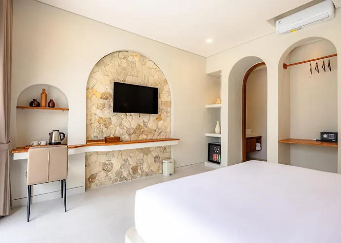 Orman Evi Desaulu - Private Escape With Sunlit Pool In Uluwatu