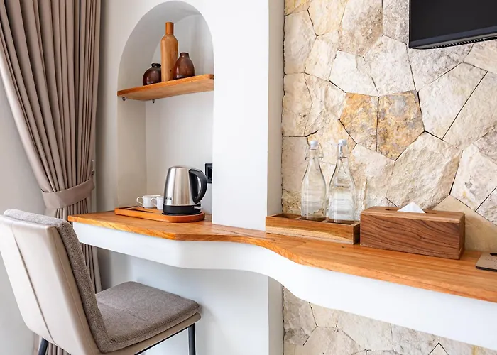 Desaulu - Private Escape With Sunlit Pool In Uluwatu