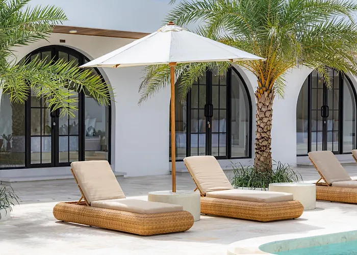 Orman Evi Desaulu - Private Escape With Sunlit Pool In
