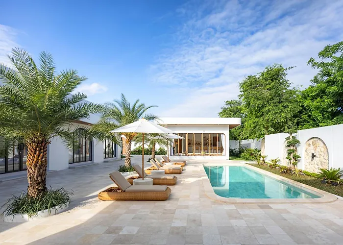 Orman Evi Desaulu - Private Escape With Sunlit Pool In